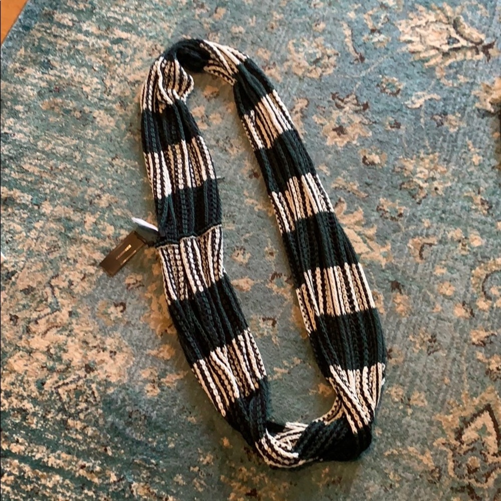 BCBG Infiniti scarf green black and white